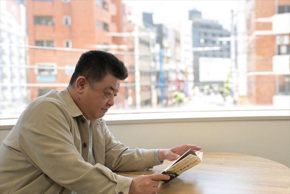 読書する大崎代表