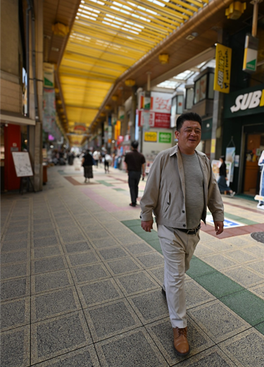 商店街を歩く大崎代表